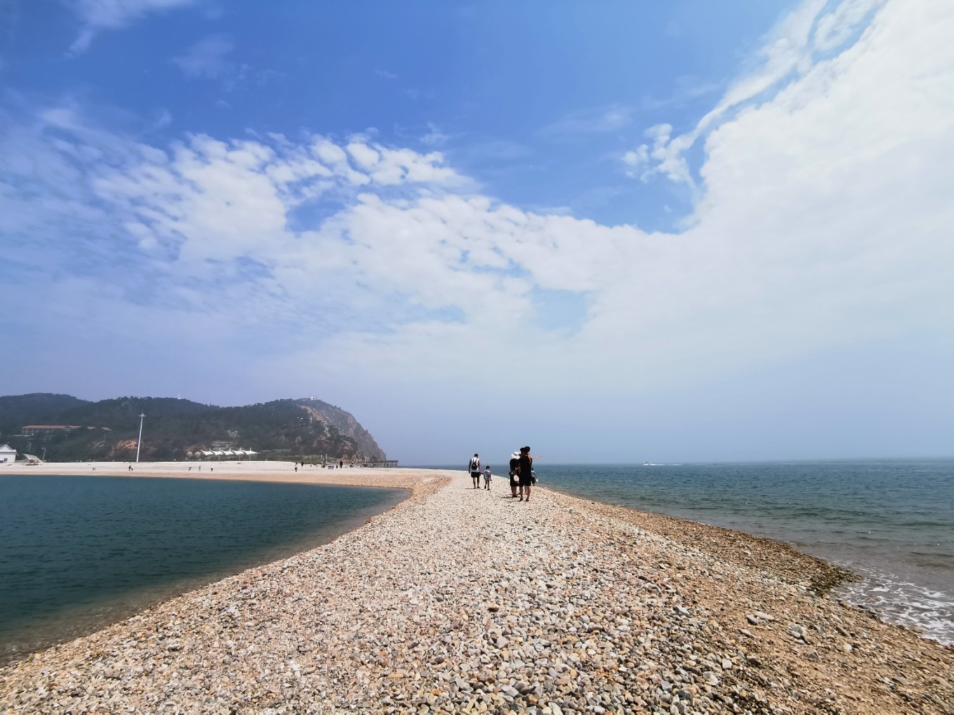 长岛到蓬莱的穿上继续喂海鸥海鸥随船前行青岛 主要活动在黄岛金沙滩